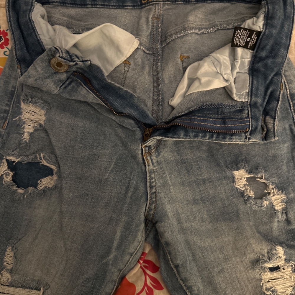 Rue 21 curvy stretchy jeans w holes -size 10 - - Picture 3 of 5